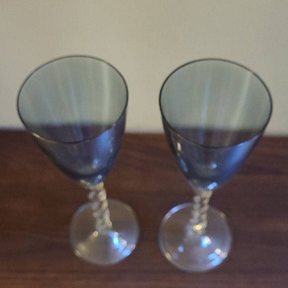 Set of 2 blue tinted glass champagne flutes - Picture 5 of 6